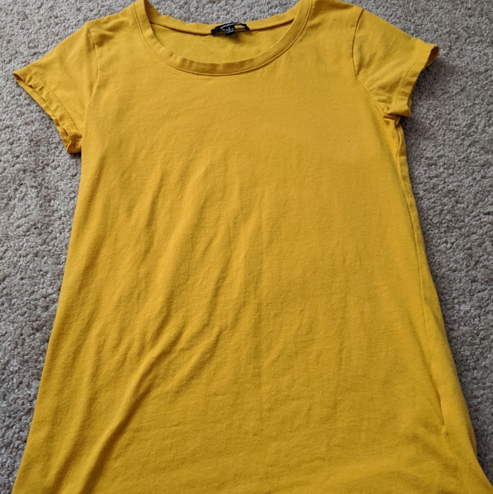 Plain yellow tee shirt.